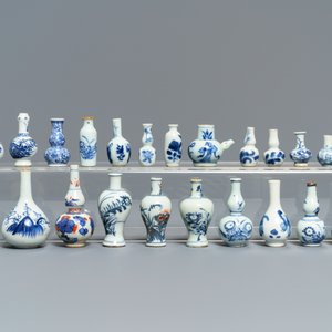 Een fraaie collectie van 66 Chinese blauwwitte miniatuur vaasjes, Kangxi — foto 2