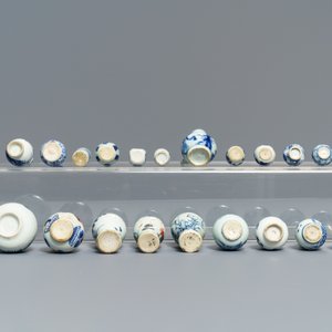 Een fraaie collectie van 66 Chinese blauwwitte miniatuur vaasjes, Kangxi — foto 4