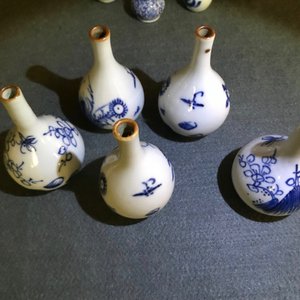 Een fraaie collectie van 66 Chinese blauwwitte miniatuur vaasjes, Kangxi — foto 5