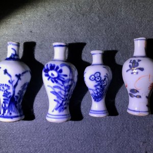 Een fraaie collectie van 66 Chinese blauwwitte miniatuur vaasjes, Kangxi — foto 7