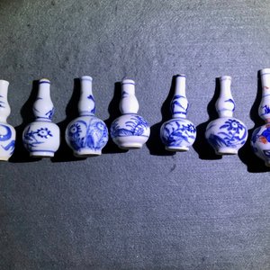 Een fraaie collectie van 66 Chinese blauwwitte miniatuur vaasjes, Kangxi — foto 10
