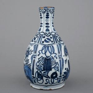 Een fraaie Delfts aardewerken chinoiserie Wan-Li flesvormige vaas, 17e eeuw — foto 2