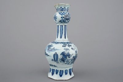 Een fraaie Delftse knobbelvaas met chinoiserie decor, eind 17e eeuw