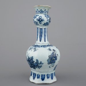 Een fraaie Delftse knobbelvaas met chinoiserie decor, eind 17e eeuw — foto 2