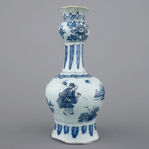 Een fraaie Delftse knobbelvaas met chinoiserie decor, eind 17e eeuw — foto 3