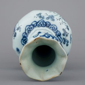 Een fraaie Delftse knobbelvaas met chinoiserie decor, eind 17e eeuw — foto 5
