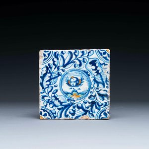 Een fraaie Delftse polychrome majolica tegel met een cherubijn, ca. 1600 — foto 1