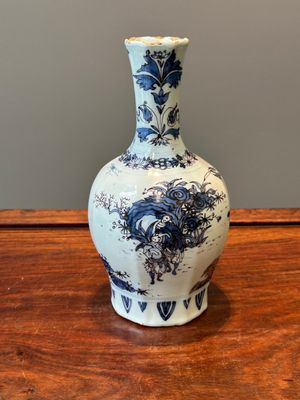 Een fraaie flesvormige Delftse blauw-wit en mangane chinoiserie vaas, eind 17e eeuw — foto 1