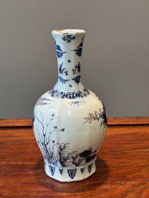 Een fraaie flesvormige Delftse blauw-wit en mangane chinoiserie vaas, eind 17e eeuw — foto 4