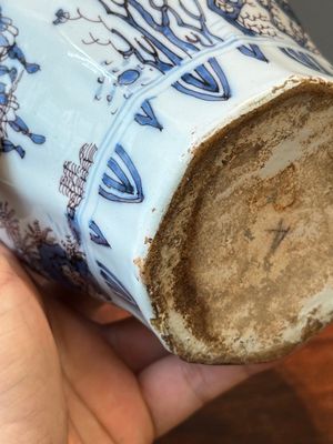 Een fraaie flesvormige Delftse blauw-wit en mangane chinoiserie vaas, eind 17e eeuw — foto 7