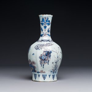 Een fraaie flesvormige Delftse blauw-wit en mangane chinoiserie vaas, eind 17e eeuw — foto 1