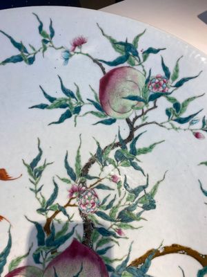 Een fraaie grote Chinese famille rose 'negen perziken' schotel, Qianlong merk, 19e eeuw — foto 3