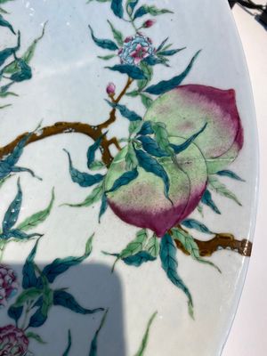 Een fraaie grote Chinese famille rose 'negen perziken' schotel, Qianlong merk, 19e eeuw — foto 6