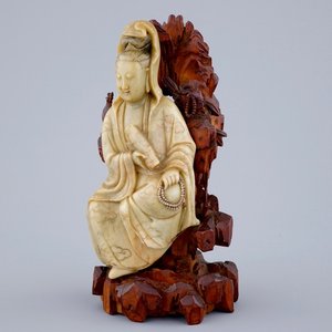 Een fraaie Guanyin in zeepsteen op een houten sokkel, 18/19e eeuw — foto 1