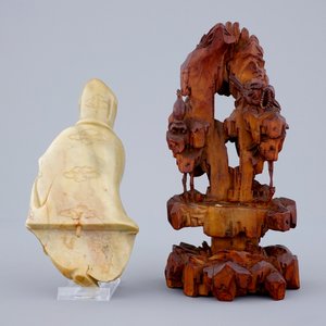 Een fraaie Guanyin in zeepsteen op een houten sokkel, 18/19e eeuw — foto 6