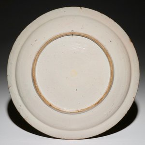 Een fraaie polychrome Delftse chinoiserie schotel, 1e helft 18e eeuw — foto 2