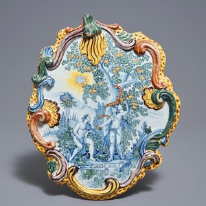 Een fraaie polychrome Delftse plaquette met 'Adam en Eva', 18e eeuw — foto 1