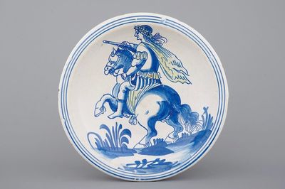 Een fraaie schotel in Nederlandse majolica met een Romeinse keizer te paard, 17e eeuw