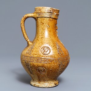 Een fraaie steengoed baardmankruik met tekstband en portretmedaillons, Frechen, ca. 1580 — foto 3