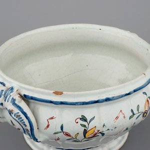 Een fraaie terrine in faïence uit Quimper, ateliers van Caussy, 1750-1770 — foto 7