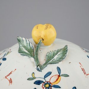 Een fraaie terrine in faïence uit Quimper, ateliers van Caussy, 1750-1770 — foto 10