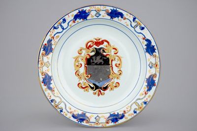 Een fraaie wapenschotel in verguld Chinees Imari-stijl porselein, Kangxi