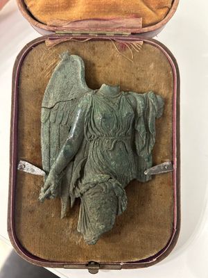 Een fragment van een Hellenistische of Romeinse bronzen 'Nike' applique, Italië, wellicht 3e/2e eeuw v.C. — foto 1