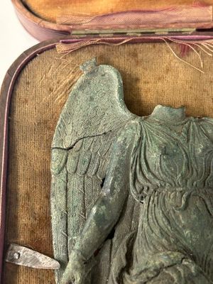 Een fragment van een Hellenistische of Romeinse bronzen 'Nike' applique, Italië, wellicht 3e/2e eeuw v.C. — foto 2