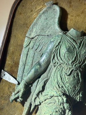 Een fragment van een Hellenistische of Romeinse bronzen 'Nike' applique, Italië, wellicht 3e/2e eeuw v.C. — foto 4