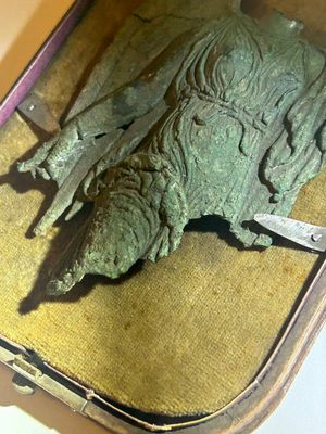 Een fragment van een Hellenistische of Romeinse bronzen 'Nike' applique, Italië, wellicht 3e/2e eeuw v.C. — foto 6