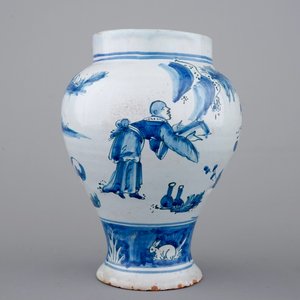 Een Frans blauw-wit chinoiserie vaasje, Nevers, ca. 1700 — foto 2