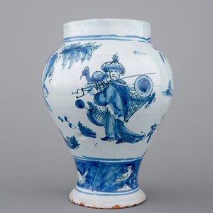 Een Frans blauw-wit chinoiserie vaasje, Nevers, ca. 1700 — foto 3