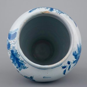 Een Frans blauw-wit chinoiserie vaasje, Nevers, ca. 1700 — foto 5