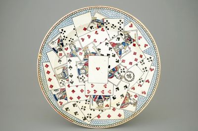 Een Frans bord met decor van speelkaarten, ca. 1800, Ferrière-la-Petite