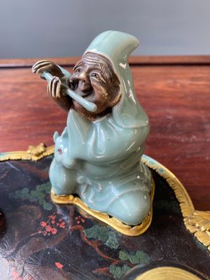 Een Frans inktstel in gelakt en beschilderd hout, verguld brons en Japans celadon porselein, eind 18e eeuw — foto 6