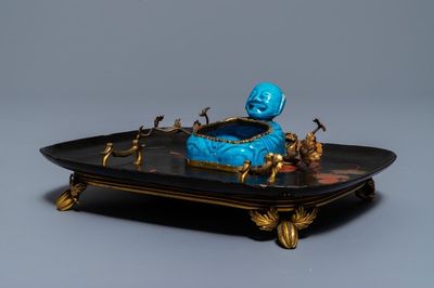 Een Frans lakwerk en verguld bronzen inktstel met een Chinese turquoise penselenwasser, Kangxi en 19e eeuw