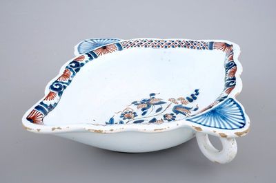 Een Franse faience sauskom, Rouen, 18e eeuw