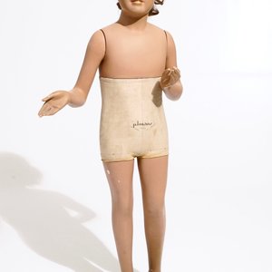Een Franse mannequin van een meisje, Pierre Imans, Parijs, ca. 1930 — foto 1