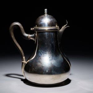 Een Franse zilveren koffiekan met parelrand en houten handvat, Parijs, ca. 1798-1809 — foto 4