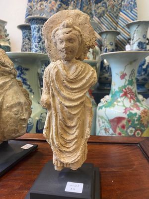 Een Gandhara stucco fragment van een Sakyamuni hoofd en een hoofd van Bodhisattva in grijze schist, 1/4e eeuw — foto 14