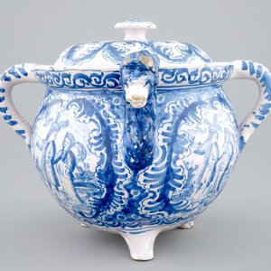 Een gedateerde blauw-witte tuitpot met bijbels decor, Harlingen, Friesland, 1718 — foto 4