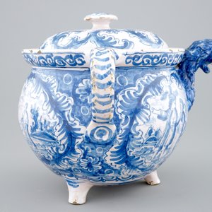 Een gedateerde blauw-witte tuitpot met bijbels decor, Harlingen, Friesland, 1718 — foto 5