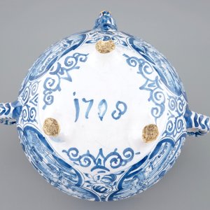Een gedateerde blauw-witte tuitpot met landschapsdecor, Harlingen, Friesland, 1708 — foto 8