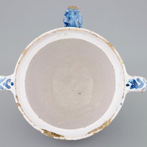 Een gedateerde blauw-witte tuitpot met landschapsdecor, Harlingen, Friesland, 1708 — foto 9