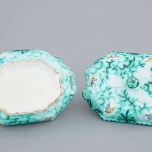 Een gedekselde terrine op onderschaal in Brussels aardewerk met decor van vlinders en rupsen, 18e eeuw — foto 8