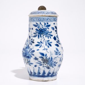 Een gedraaide Chinese blauw-witte dekselkan met metalen montuur, Kangxi — foto 3