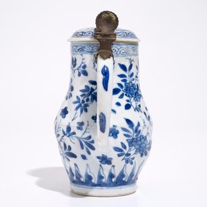 Een gedraaide Chinese blauw-witte dekselkan met metalen montuur, Kangxi — foto 5