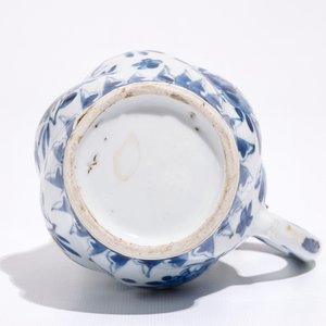 Een gedraaide Chinese blauw-witte dekselkan met metalen montuur, Kangxi — foto 6