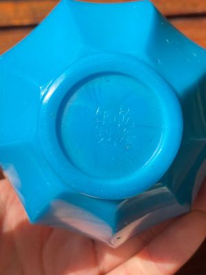 Een gefacetteerde Chinese flesvormige vaas in turquoise Peking glas, Qianlong merk en periode — foto 4