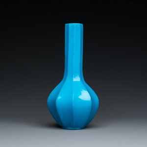 Een gefacetteerde Chinese flesvormige vaas in turquoise Peking glas, Qianlong merk en periode — foto 2